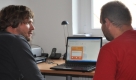 Heilerziehungspfleger Daniel Kaufmann (l.) spricht gemeinsam mit Swen über die Thesen, die der Wahl-O-Mat im Internet vorgiebt. Foto: news.de