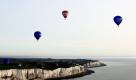 Dover, England. Eine Gruppe Heißluftballons passiert auf ihrem Weg nach Frankreich die Klippen von Dover. Insgesamt 51 Ballonfahrer starteten heute morgen in der Nähe von Canterbury um den Ärmelkanal zu überqueren und einen neuen Weltrekord aufzustellen.  Foto: dapd