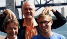 Komiker John Cleese (Mitte) und seine Kollegen Martin Short (links) und Russel Howard haben während eines Fototermins anlässlich des Just for Laughs Comedy Festivals in Sydney sichtlich Spaß. Das Comedy Festival findet zum ersten Mal in Sydney statt und wird mit Sicherheit das lustigste Festival des Jahres in Australien. Foto: dapd