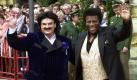 
Modemacher Rudolph Moshammer (l) und Schlagersänger Roberto Blanco (r) winken vor dem Festspielhaus in Bayreuth bei ihrer Ankunft zu den Richard-Wagner-Festspielen (Archivfoto vom 25.07.2002). Moshammer wurde am Freitagmorgen (14.01.2005) tot in seiner Wohnung entdeckt. Er fiel nach Angaben der Staatsanwaltschaft einem Gewaltverbrechen zum Opfer. Genauere Einzelheiten seien bisher nicht bekannt, sagte ein Sprecher der Staatsanwaltschaft München I am Freitag. Fotograf: Claus Felix +++(c) dpa - Bildfunk+++
pixel Foto: dpa