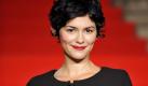 Die Promi-Geburtstage vom 09. August 2011: Audrey Tautou
Vorspann:	
Text:	
Hamburg (dpa) - Als liebreizende Amélie startete sie ihre Karriere und lege als Coco Chanel das süße Image zugunsten einer selbstbewussten Charakterfrau ab. Heute feiert die französische Schauspielerin Audrey Tautou ihren 35. Geburtstag.

Der fabelhafte Lebenslauf der französischen Schauspielerin beginnt in der französischen Provinz, in Beaumont in der Auvergne. Dort wurde sie als ältestes von vier Kindern eines Zahnarztes und einer Lehrerin geboren. Nach dem Abitur wollte die 1,60 Meter kleine Audrey ein Praktikum am Theater machen und ging folgerichtig in die Hauptstadt. Das Studium der neuen Literatur in Paris gab sie auf, als sie ein zweijähriges Stipendium an der Schauspielschule Cours Florent bekam.

Für ihre erste Rolle in einem Kinofilm, «Schöne Venus» (1999), erhielt sie prompt den Nachwuchs-César. Auf dem Filmplakat fielen ihre großen dunklen Augen und ihre schwarzen Zöpfe gleich dem französischen Star-Regisseur Jean-Pierre Jeunet («Delicatessen», 1990) in die Augen und er castete Tautou für seine «Amélie». Eigentlich war die Britin Emily Watson seine erste Wahl, doch wie das Schicksal so spielt, sagte diese ab. Und Audrey Tautou wurde die wunderbare Amélie!

Natürlich stapelten sich anschließend die Filmangebote für Tautou. Mit «Wahnsinnig verliebt» (2002), einem Thriller um eine krankhaft verliebte Frau, versuchte sie schon bald, mit dem niedlichen Image aufzuräumen. Lange konnte sie das jedoch nicht durchhalten - mit ihrer erneuten Zusammenarbeit mit Jeunet für «Mathilde - Eine große Liebe» (2005) näherte sie sich dem Amelie-Charakter erneut an. Zur Deutschland-Premiere verkündete sie, dass sie tatsächlich an die große Liebe glaube: «Das beste Beispiel sind meine Großeltern, die seit 66 Jahren zusammen sind.» Darin erschöpfen sich aber auch schon ihre Angaben über ihr Privatleben. Sie würde zu Persönlichem «schweigen wie ein Grab».

Ihren großen Durchbruch in den USA hatte Tautou mit der Verfilmung von Dan Browns Religionskrimi «Sakrileg» («The Da Vinci Code», 2006), in der sie an der Seite von Tom Hanks die weibliche Hauptrolle, die Kryptologin Sophie Neveu, spielte. Auf die Frage nach ihrem Glauben erklärte Tautou damals, sie folge keiner bestimmten Religion, sondern sei «eher spirituell».

Nach der weniger spirituellen Spurenleserin erschien sie dann 2007 in «Zusammen ist man weniger allein» noch einmal als etwas weltfremdes Mädchen von nebenan auf der Leinwand. Doch mit den zartbesaiteten jungen Damen war es beim Film «Coco Chanel - Der Beginn einer Leidenschaft» vorbei. Dass Tautou die berühmte Modeschöpferin spielen sollte, war Regisseurin Anne Fontaine von Anfang an klar, auch wenn diese nach eigenen Angaben Mode «todlangweilig» findet. Die Verbindung zwischen Rolle und Darstellerin ist an anderer Stelle zu finden: im Feminismus. «Coco Chanel hat Frauen vom Korsett befreit und ihnen durch ihre Kreationen ein neues Körpergefühl gegeben», so Tautou. Foto: dpa