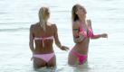 Moderatorin Michelle Hunziker (rechts) gehört auch dieses Jahr wieder zu den beliebtesten Motiven der Fotografen. Bei dem Anblick ist das auch nachvollziehbar. Hier tummelt sich die hübsche Schweizerin mit einer Freundin im Mittelmeer vor dem italienischen Küstenort Varigotti. Foto: actionpress