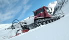 Ein Sechszylinder-Dieselmotor mit 330 PS treibt die Ketten und die Hydraulikpumpen an. Allein 80 PS zweigt sich die Frswelle am Heck ab, um klumpigen Schnee und Eisbrocken feinzumahlen. Foto: news.de