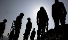 Pakistani soldiers stand on a hill in the Sherwangi region of South Waziristan, Pakistan, Thursday, Oct. 29, 2009. The Pakistani military took a group of foreign and local journalists Thursday to see parts of the battle zone in South Waziristan, the tribal region where Islamabad is waging an offensive against Taliban fighters believed to be behind most suicide bombings in the country. The remote region also is a suspected safe haven for al-Qaida fighters. (AP Photo/Nicolas Asfouri, Pool)
 Foto: ap