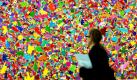 Eine Besucherin steht im Museum für Moderne Kunst in Frankfurt am Main vor der großen und farbenfrohen Stickerei des Italieners Alghiero Boetti aus dem Jahr 1994. In der Ausstellung Radical Conceptual werden vom 19. Februar bis 22. August Werke der amerikanischen und europäischen Konzeptkunst von den 1960er Jahren bis heute gezeigt.  Foto: dpa
