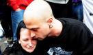 Es wird wohl noch lange dauern, bis die Bilder aus dem Kopf verschwinden: Die Loveparade-Teilnehmer Yvonne Schröder und Dominik Pavone trauern vor dem Rathaus in Duisburg während einer Demonstration gegen die Verantwortlichen des Loveparade-Unglücks. Mittlerweile 21 Tote hat eine Massenpanik während der Loveparade gefordert, die am vergangenen Samstag auf dem Gelände des ehemaligen Duisburger Güterbahnhofs veranstaltet wurde. Die Schuldfrage ist nach wie vor ungeklärt. Foto: ddp