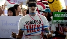 A Thai student takes part in a protest against the tobacco exposition Tabinfo Asia 2009 held at a meeting hall in Bangkok, Thailand Wednesday, Nov. 11, 2009. Several hundreds of students protesters took part in a protest the three-day exposition which started on Wednesday. (AP Photo/Apichart Weerawong) Foto: ap