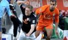 Am Mainzer Bruchweg stand Kampf im Vordergrund. Hier geht es zwischen Bremens Aymen Abdennour (r.) und Andre Schürrle vom FSV Mainz 05 zur Sache. Foto: ddp