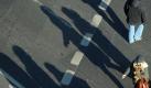 Kalte Schatten: Die tief stehende Wintersonne wirft in Düsseldorf lange Schatten der Fußgänger auf den Asphalt. Foto: Federico Gambarini Foto: dpa