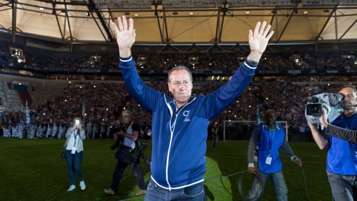 Huub Stevens sitzt gegen Leipzig auf der Trainer-Bank.