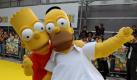 Als Homer und Bart Simpson verkleidete Schauspieler kommen in London zur Premiere des Films «Die Simpsons» (Foto: Daniel Deme) Foto: dpa