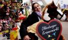 Bei Nina Meyers Losbude auf dem Kramermarkt gibt es in diesem Jahr ein großes Plüschpferd zu gewinnen. Heute öffnet der Markt in Oldenburg seine Pforten. Bis zum 10. Oktober ist auf dem Volksfest unter anderem das größte transportable Riesenrad der Welt zu sehen, das stolze 60 Meter misst. Am Samstag gibt es den traditionellen Kramermarktumzug, der mit 80 Motivwagen durch die Innenstadt zum Kramermarktgelände an der Weser-Ems-Halle führt. Foto: dapd