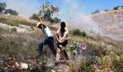 Palästinenser versuchen das Feuer auf ihren Ländereien zu löschen, nachdem israelische Siedler aus Yitshar ihre Felder in Brand setzten. Foto: dpa