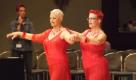 Dorothea Arning und Almut Freund sind die farblichen Hingucker der Tanzrunde. Foto: news.de