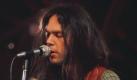 Wenn es um Gitarrengötter geht, dann fällt sein Name schnell. Und wenn es um Authentizität geht, dann erst recht:Neil Young. Das Musikmagazin Rolling Stone hat ihn unlängst den letzten Hippie, der noch etwas bedeutet genannt. Charakteristisch für Youngs seit den 1960er Jahren andauernde Karriere ist die Unberechenbarkeit: Melodiöser Folk wechselt sich mit orchestralem Pop und harten Rocksounds ab - typisch kanadisch. Foto: Warner