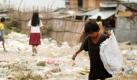 Ein Junge sucht in einem Slum der philippinischen Hauptstadt Manila nach verwertbaren Gegenständen. Foto: Francis R. Malasig / Archiv Foto: dpa