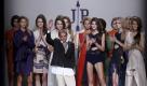 Der spanische Modeschöpfer Jesús del Pozo, in den 80er Jahren einer der bedeutendsten Designer seines Landes, ist tot. Er starb nach Medienberichten im Alter von 65 Jahren in seiner Heimatstadt Madrid an einem Lungenleiden. Del Pozo hatte maßgeblich dazu beigetragen, dass die spanische Mode nach dem Ende der Franco-Diktatur (1939-1975) den Anschluss an die Moderne fand. In der Zeit des Übergangs Spaniens zur Demokratie leitete der Designer auf dem Gebiet der Mode eine Revolution ein und schuf einen spanischen New Look. Del Pozo hatte seine Karriere ursprünglich als Innenarchitekt und Möbeldesigner begonnen. 1974 eröffnete er sein erstes Modegeschäft in Madrid und wurde 1989 als bester spanischer Modedesigner ausgezeichnet. 1998 erhielt er als erster Modeschöpfer von König Juan Carlos den Goldenen Verdienstorden für die Schönen Künste. Foto: dpa