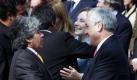 Der chilenische Präsident Sebastián Piñera begrüßt bei der Feierstunde in Copiapó Bergarbeiter Mario Gomez (l). Foto: dpa