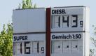 Dresden, Sachsen. Auf einer Preistafel einer relativ günstigen Tankstelle sind die aktuellen Kraftstoffpreise aufgelistet. Pünktlich zu Ostern kletterte der Benzinpreis auf ein Jahreshoch. Die Mineralölkonzerne erhöhten den Preis für einen Liter Benzin auf durchschnittlich 1,27 Euro und für Diesel auf 1,09 Euro. Foto: dapd