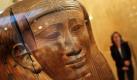 Der Kopfteil des Sarges des wohlhabenden Hed bast iru aus dem vierten bis dritten vorchristlichen Jahrhundert ist heute in den neuen Räumen des Ägyptischen Museums der Universität Leipzig zu sehen. Nach dreijähriger Bautätigkeit und siebenjährigen Interimsausstellungen eröffnet die deutschlandweit einmalige Schau- und Lehrsammlung am Sonntag für Besucher. Foto: ddp