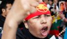 Vor der Botschaft Myanmars in Tokio protestiert eine Demonstrantin mit einem Porträt der pro-demokratischen Führerin Aung San Su Kyi. Mehr als 150 Menschen, die heute in Japan leben, forderten die Freilassung von mehr als 2000 politischen Gefangenen in Myanmar. Sie erinnerten an das Massaker von Depayin am 30. Mai 2003, bei dem mehr als 100 ihrer Anhänger verletzt oder getötet wurden. Foto: dapd