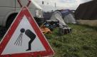 Zum Glück gibt es Schilder, die auf eventuelle Tretminen zwischen den Zelten hinweisen. Foto: dapd