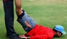 Der Kapitän des indischen Cricket-Teams Mahendra Singh Dhoni lässt sich beim Training in Bangalore beim Stretching helfen. Das nächste Match des Cricket-Weltcups spielt seine Mannschaft am Sonntag gegen England. Foto: dapd