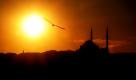 Romantischer Sonnenuntergang am Bosporus: Eine Möwe fliegt am Horizont, im Hintergrund eine Moschee. Ein Postkartenmotiv aus dem fernen Orient. Foto: dapd