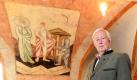 Alles fing mit einer Tüte voller Schwarzweißfotografien an, die eine Museumsleiterin in Bad Gandersheim beim Aufräumen fand. Heute, acht Jahre später, zeigt Stadthistoriker Axel Kronenberg stolz die freigelegten und restaurierten Wandmalereien in der Krypta der Klosterkirche St. Hadrian und Dionysius in Larmspringe. Am Samstag werden sie eingeweiht. Foto: dapd