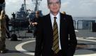 Fotomontage? Ganz in echt steht Verteidigungsminister Thomas de Maiziere im Hafen in Dschibuti auf dem Deck der Fregatte Bayern. Foto: Britta Pedersen Foto: dpa