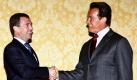 Der kalifornische Gouverneur Arnold Schwarzenegger begrüßt Russlands Staatspräsident Dmitri Medwedew in San Francisco. Bei seinem dreitägigen Besuch in den USA trifft der Kremlchef auch US-Präsident Barack Obama. Bei dem Gespräch soll es um die bevorstehenden G8- und G20-Konferenzen in Toronto gehen. Foto: dpa