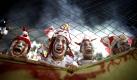 Fans of Ecuador's Liga Deportiva Universitaria wait for the start of the Recopa Sudamericana final soccer match against Argentina's Estudiantes de la Plata in Buenos Aires, Argentina, Wednesday Sept. 8, 2010. The game ended 0-0 and Liga Deportiva Universitaria won the Recopa Sudamericana 2-1 on aggregate. (AP Photo/Natacha Pisarenko)

Fans von Universitäre Sport-Liga aus Ecuador warzen auf den Beginn der Recopa Sudamericana Finale gegen Argentinien Estudiantes de la Plata in Buenos Aires, Argentinien. Das Spiel endete 0:0 und die Sport-Liga gewann die Recopa Sudamericana 2-1 auf Aggregat. Foto: ap
