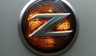Außen wie innen zieren zahllose Z-Logos das Fahrzeug. Traditionell thronen drei Zusatzelemente auf der Mittelkonsole.  Foto: auto.de