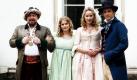 Die Schauspieler Armin Rohde (von links), Anna Hausburg, Ann-Kathrin Kramer und Max von Thun posieren in Tüttendorf bei Kiel am Filmset der ARD-Fernsehproduktion Der Meisterdieb. Foto: ap