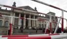 Absperrgitter stehen am Samstag (20.11.10) in Berlin vor dem Reichstagsgebaeude. Hinter der dramatischen Terrorwarnung der Bundesregierung diese Woche stehen angeblich Erkenntnisse ueber einen geplanten Anschlag auf den Berliner Reichstag. Dies meldete der 'Spiegel' am Samstag (20.11.10) vorab und berief sich auf Erkenntnisse deutscher Sicherheitsbehoerden. Demnach planen Al-Kaida und Verbuendete des Terrornetzwerks einen Angriff mit Geiselnahme auf den Sitz des Bundestags. Eine Quelle nannte das Magazin nicht. (zu dapd-Text) Foto: Maja Hitij/dapd Foto: dapd