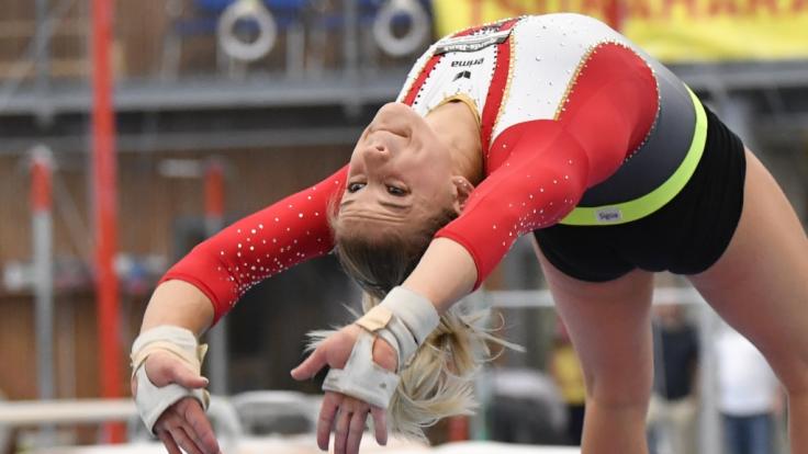 Elisabeth Seitz zeigt einen Sprung während des Trainings.