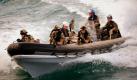 ARCHIV: Bundeswehrsoldaten demonstrieren am Dienstag (23.12.08) auf See vor Dschibuti ein Bootsmanoever zur Absicherung der Schiffe (Foto vom 23.12.08). Jung will der Bundeswehr mit einer Verfassungsaenderung Geiselbefreiungen ermoeglichen. Im Hinblick auf die Entfuehrungen deutscher Schiffe vor der Kueste Somalias sagte Jung der Zeitung 'Bild am Sonntag' (Onlineausgabe vom 09.08.09), derzeit sei die Polizei fuer Geiselbefreiungen zustaendig. (zu ddp-Text) Foto: Axel Schmidt/ ddp
 Foto: ddp