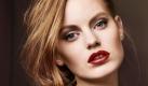 Wenn sie Ihre Lippen dunkel schminken, ist Präzision angesagt. Nichts sieht unvorteilhafter aus als Farbe, die über den Lippenrand verläuft. Foto: La Biosthetique