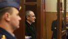 Auch Kremlkritiker Michail Chodorkowski machte seine Aussage in einem Käfig, umgeben von panzersicherem Glas. Ende 2010 wurde der Russe wegen Unterschlagung von Öl und Geldwäsche zu 14 Jahren Haft verurteilt. Einen Teil der Strafe hat er bereits abgesessen. 2017 würde er wieder auf freien Fuß kommen. Foto: dpa