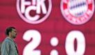 Der Betze bebt und Kaiserslauterns Trainer Marco Kurz staunt: Das 2:0 von Aufsteiger 1. FCK gegen den großen Bayern München ist ein Fußball-Märchen. Foto: dpa