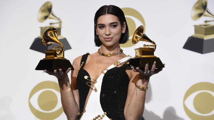 Sängerin Dua Lipa zeigt im Rahmen der 61. Grammy Awards im Staples Center die Auszeichnungen als beste neue Künstlerin des Jahres und für die beste Dance-Aufnahme.