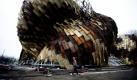 Ein Bauarbeiter läuft am Spanischen Pavillon in Schanghai vorbei. Die Aufbauarbeiten laufen auf Hochtouren, denn in weniger als zwei Monaten eröffnet die Weltausstellung Expo 2010 in der chinesischen Stadt. Foto: ap