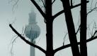 Die Spitze des Fernsehturms steckt in den grauen Wolken über Berlin. Das Wetter soll trüb und regnerisch bleiben. Foto: Maurizio Gambarini Foto: dpa