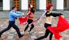 Ein ukrainischer Polizist versucht Mitglieder der ukrainischen Frauenbewegung FEMEN während ihres Oben-Ohne-Protestes vor dem Parlamentsgebäude in Kiew einzufangen. FEMEN protestiert gegen die geplante Anhebung des Renteneintrittsalters für Frauen um fünf Jahre. Foto: dpa