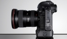 Größe zählt: Diese EOS 1D ist noch mit einem kleinen Objektiv ausgestattet, bietet aber ein sehr gut greifbares Gehäuse. Handlichkeit ist wichtiger als Gewicht und Sperrigkeit. Foto: canon