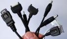Die verschiedenen Kabel der Handy-Ladegeräte, die je nach Hersteller variieren, machen das Nachladen der Telefone zu einem komplizierten Akt. Heute soll ein einheitliches europäisches Ladegerät in Brüssel vorgestellt und an den zuständigen EU-Kommissar Tajani überreicht werden. Noch in diesem Jahr soll es dann im Handel verfügbar sein. Foto: dpa