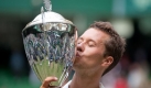 Philipp Kohlschreiber küsst nach seinem Sieg des ATP-Tennis-Turniers in Halle die Trophäe. Doch so richtig konnte er sich nicht über den Titel freuen: Sein Gegner Philipp Petzschner hatte wegen Rückenproblemen aufgeben müssen. Ich habe ein Turnier gewonnen, aber es fühlt sich nicht gut an, sagte Kohlschreiber nach dem Abbruch-Sieg im ersten deutschen Herren-Finale seit mehr als sieben Jahren. Mit so einem Ende hat das einen faden Beigeschmack. Foto: dpa