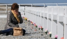 Nach 27 Jahren besucht eine trauernde Mutter ein Soldaten-Grab auf den Falkland-Inseln. Bei dem Konflikt kämpften Argentinien und das Vereinigte Königreich 1982 um die Falklandinseln (auch Malwinen) sowie die beiden Nebengebiete Südgeorgien und Südliche Sandwichinseln. Foto: dpa