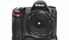Professioneller, größer, schwerer: Die Nikon D80 ist ein typischer Vertreter der digitalen SLR-Kameras. Übertrumpft wird sie aktuell jedoch von Modellen, die mit mehr Ausstattung wie zum Beispiel der Live-Vorschau im Bildschirm aufwarten.


 Foto: wikipedia