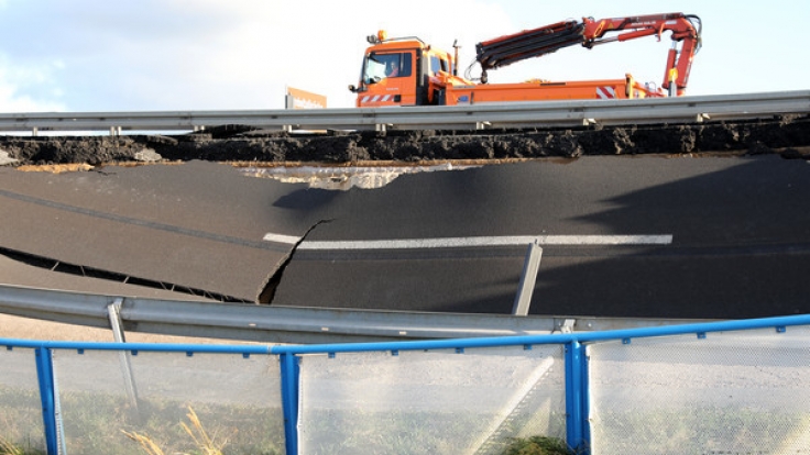 Die Fahrbahn in Richtung Westen war Ende September auf rund 100 Metern Länge etwa einen halben Meter abgesackt, jetzt ist sie metertief weggebrochen.